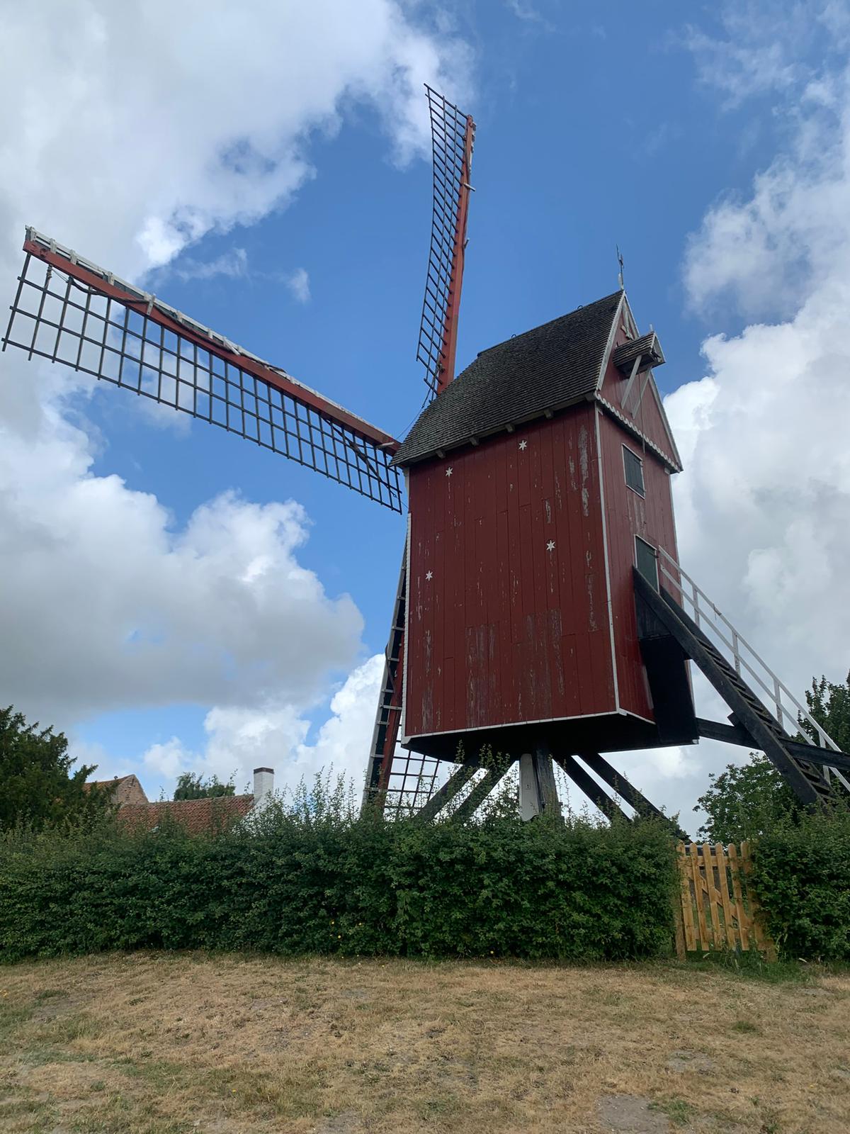 Historische standerdmolen in Retranchement onder een Zeeuwse wolkenlucht