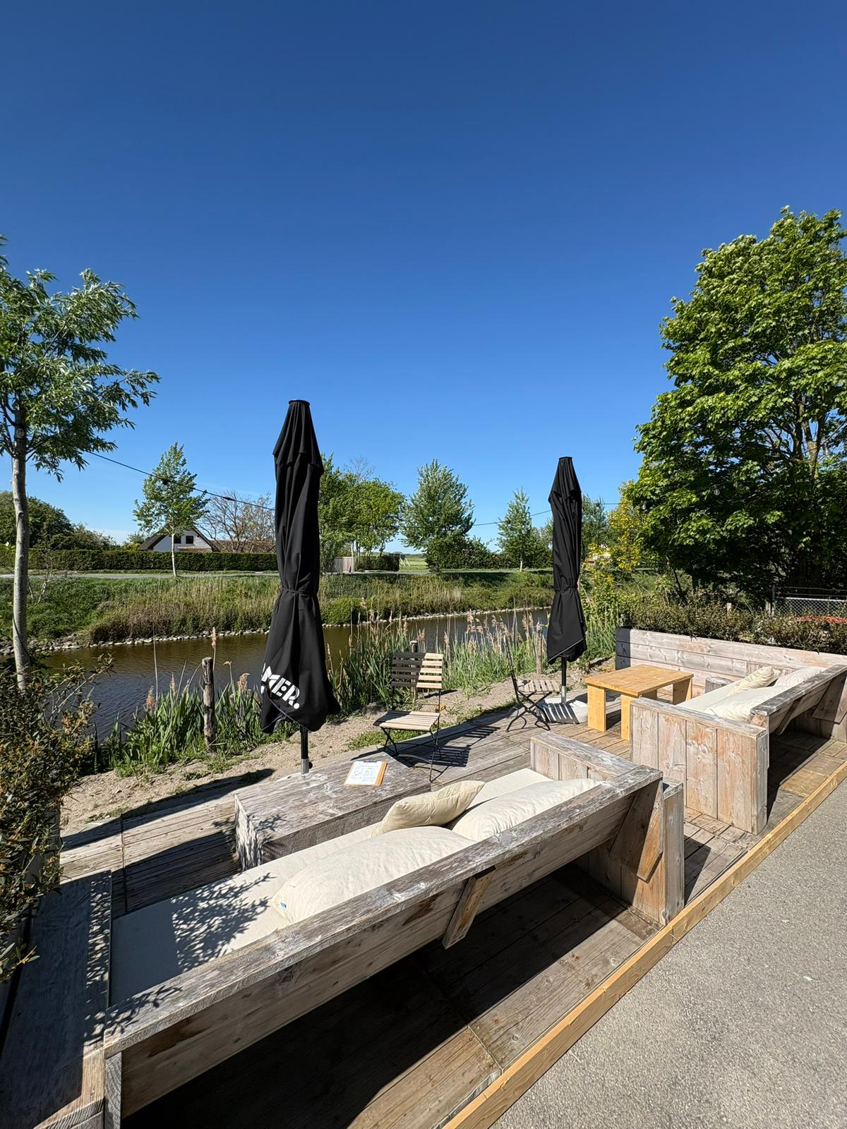 Loungebank aan het water op het terras