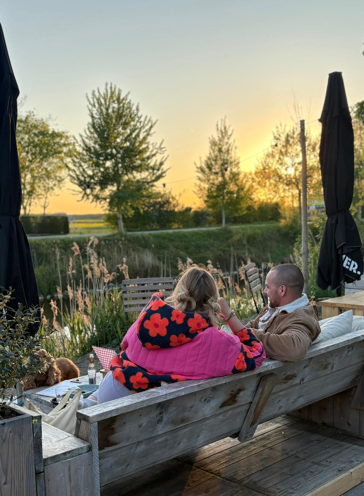 Gasten genieten van de zonsondergang op het terras van La Terrasse 364